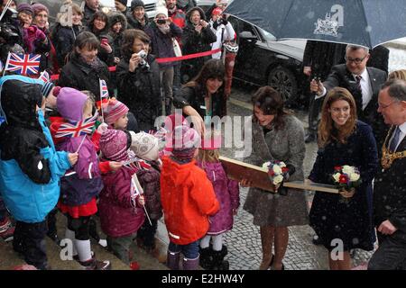 La princesse Eugénie, Princesse Béatrice et Hannover maire Stephan Weil arrivant à l'hôtel de ville de Hanovre à laisser leur signature dans le Livre d'or de la ville. Où : Hanovre, Berlin, Allemagne Quand : 18 Jan 2013 Banque D'Images