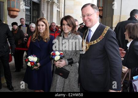 La princesse Eugénie, Princesse Béatrice et Hannover maire Stephan Weil arrivant à l'hôtel de ville de Hanovre à laisser leur signature dans le Livre d'or de la ville. Où : Hanovre, Berlin, Allemagne Quand : 18 Jan 2013 Banque D'Images