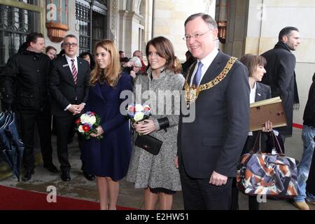 La princesse Eugénie, Princesse Béatrice et Hannover maire Stephan Weil arrivant à l'hôtel de ville de Hanovre à laisser leur signature dans le Livre d'or de la ville. Où : Hanovre, Berlin, Allemagne Quand : 18 Jan 2013 Banque D'Images