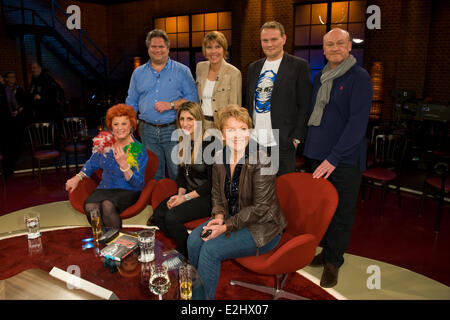 (Rangée arrière de gauche à droite) Dr Michael Feld, Bettina Devid Striesow Boettinger, Bodo, Bach (première rangée, L-R) Marie Luise Rola El-Halabi, Nikuta, Mariele Millowitsch chez WDR émission-Koelner Treff à Koeln-Bocklemuend studios. Où : Cologne, Allemagne Quand : 25 Jan 2013 Banque D'Images