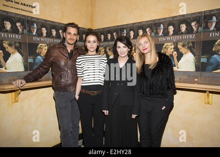 Max von Thun, Peri Baumeister, Iris Berben et Nadja Uhl lors d'un photocall de l'Allemand ZDF TV film ein weiteres Herz à Landesstudio studio. Où : Hambourg, Allemagne Quand : 30 Jan 2013 Banque D'Images