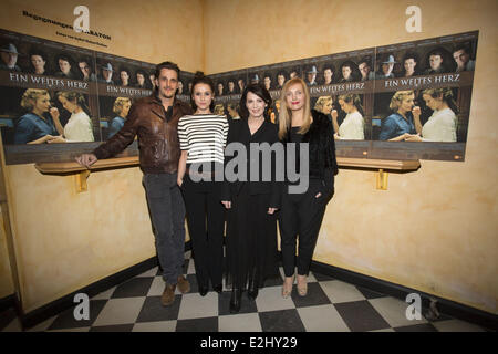 Max von Thun, Peri Baumeister, Iris Berben et Nadja Uhl lors d'un photocall de l'Allemand ZDF TV film ein weiteres Herz à Landesstudio studio. Où : Hambourg, Allemagne Quand : 30 Jan 2013 Banque D'Images