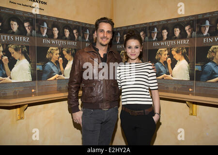 Max von Thun et Peri Baumeister lors d'un photocall de l'Allemand ZDF TV film ein weiteres Herz à Landesstudio studio. Où : Hambu Banque D'Images