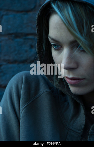 Sweat à Capuche Femme pensivement looking away Banque D'Images