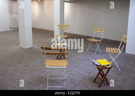 Chaises pliantes mis en place dans la salle d'attente vide Banque D'Images