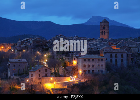 La nuit s'installe dans le village d'Ainsa Aragon dans la région de l'Espagne Banque D'Images