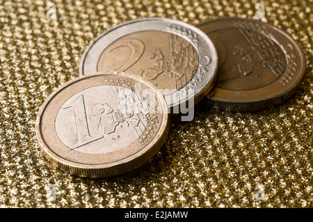 Une pièce en euro close-up sur la surface d'or Banque D'Images