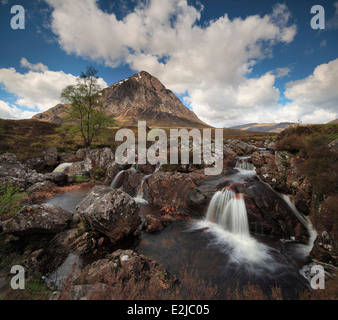 Cascade sur la rivière Coupall avec l'emblématique Stob Dearg dans les Highlands d'Ecosse Banque D'Images