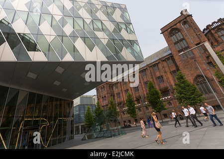 Emporio Armani et John Rylands Library, Spinningfields, Manchester, England UK Banque D'Images