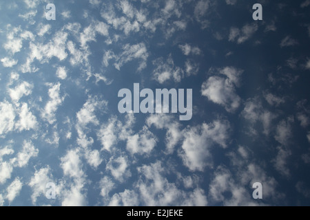 Ciel bleu avec des petits nuages blancs. Banque D'Images