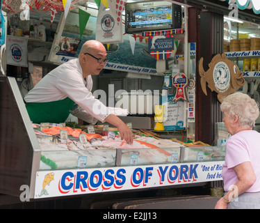 L'étal d'un poissonnier dans un marché de New York Banque D'Images