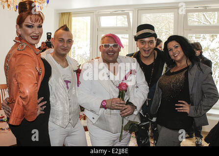 Jean Rogers, Sebi, Sven Florijan, Julian Stoeckel et Iris Klein Le mariage de Olivia Jones' personal assistant Sven Florijan et mari Sebi au bureau de l'état civil de l'Université Eppendorf. Où : Hambourg, Allemagne Quand : 19 Mars 2013 Banque D'Images