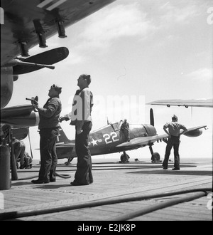 Le Grumman F6F-5N Hellcat était un avion de chasse à porte-avions utilisé par la marine américaine pendant la seconde Guerre mondiale. La variante F6F-5N était équipée d'un radar pour les combats de nuit, améliorant ainsi son efficacité au combat. Banque D'Images