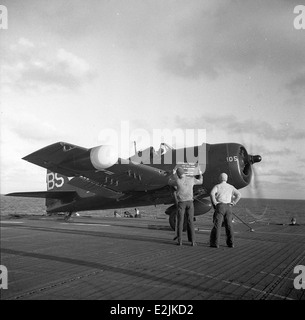 Le Grumman F6F-5N Hellcat était un avion de chasse à porte-avions utilisé par la marine américaine pendant la IIe Guerre mondiale. Cet avion spécifique, marqué 07, faisait partie de la flotte de la marine sur le théâtre du Pacifique, servant dans diverses opérations de combat. Banque D'Images