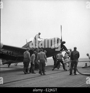 Le Grumman F6F-5N était un avion de chasse à porte-avions utilisé par la marine américaine pendant la IIe Guerre mondiale. Il était équipé de radars avancés et de capacités de combat nocturne, ce qui en faisait un atout clé dans les opérations aériennes navales, en particulier sur le théâtre du Pacifique. Le F6F-5N a joué un rôle vital dans la bataille de la mer des Philippines et d'autres opérations critiques. Banque D'Images