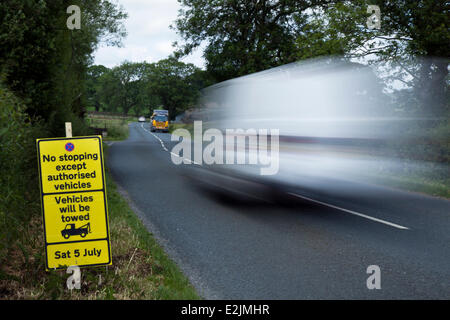 Linton, Yorkshire Dales National Park, Royaume-Uni. 29 juin 2014. Yorkshire se prépare pour le Tour de France par décorer la route avec les vélos jaunes et bannières à mesure que les entreprises se préparent pour la plus grande course à vélo - le Tour de France - qui débutera dans le comté sur 5e & 6e juillet 2014 réunissant des millions de fans à la bordure du Yorkshire pour applaudir les champions du sport. Ce sera la première fois le Tour a visité le nord de l'Angleterre après avoir fait des visites uniquement à la côte sud et de la capitale. Banque D'Images