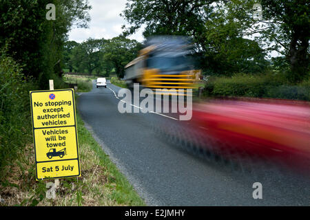 Aucun signe d'arrêt, le déplacement des véhicules dans Linton, Yorkshire Dales National Park, Royaume-Uni. 29 juin 2014. Yorkshire se prépare pour le Tour de France par décorer la route avec les vélos jaunes et bannières à mesure que les entreprises se préparent pour la plus grande course à vélo - le Tour de France - qui débutera dans le comté sur 5e & 6e juillet 2014 réunissant des millions de fans à la bordure du Yorkshire pour applaudir les champions du sport. Ce sera la première fois le Tour a visité le nord de l'Angleterre après avoir fait des visites uniquement à la côte sud et de la capitale. Banque D'Images