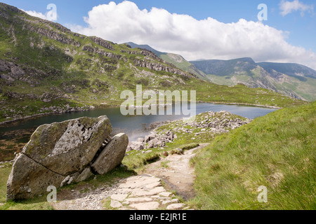 De Chemin à Bochlwyd Tryfan Bwlch Llyn et y Gribin avec vue sur les montagnes du Parc National de Snowdonia au nord du Pays de Galles Conwy UK Grande-Bretagne Banque D'Images