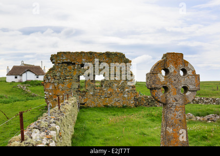 Howmore Chapelle et cimetière croix celtique en auberge de jeunesse avec au-delà. South Uist Outer Hebrides Western Isles Scotland UK Banque D'Images