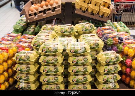 La tablette avec de la nourriture dans un supermarché. Bio, oeufs, Banque D'Images