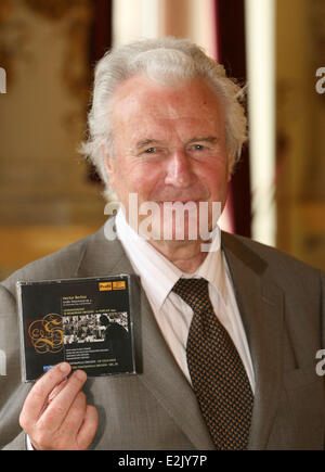 Chef d'orchestre britannique Sir Colin Davis à une session de portrait à l'opéra Semperoper. Davis est le chef d'honneur de la Saechsische Staatskapelle Dresden. Où : Dresde, Saxe, Allemagne Quand : 16 Avr 2013 Banque D'Images