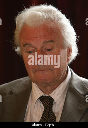 Chef d'orchestre britannique Sir Colin Davis à une session de portrait à l'opéra Semperoper. Davis est le chef d'honneur de la Saechsische Staatskapelle Dresden. Où : Dresde, Saxe, Allemagne Quand : 16 Avr 2013 Banque D'Images