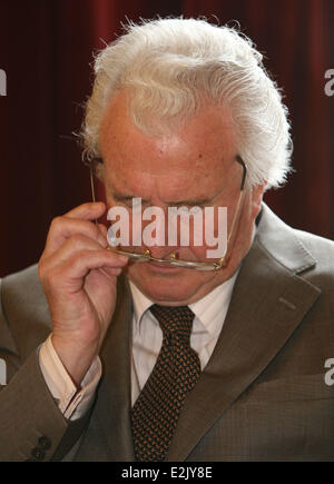 Chef d'orchestre britannique Sir Colin Davis à une session de portrait à l'opéra Semperoper. Davis est le chef d'honneur de la Saechsische Staatskapelle Dresden. Où : Dresde, Saxe, Allemagne Quand : 16 Avr 2013 Banque D'Images