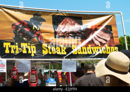 Vendeurs de sandwich steak pointe Tri à partir d'un stand à une foire de rue à Tustin en Californie Banque D'Images