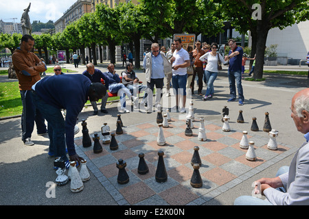 Les hommes jouant aux échecs en plein air à Lugano Suisse Banque D'Images