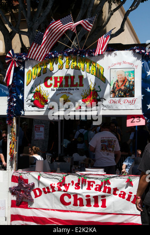 Les concurrents d'un stand à un chili cook off à la foire de rue Tustin en Californie du Sud Banque D'Images