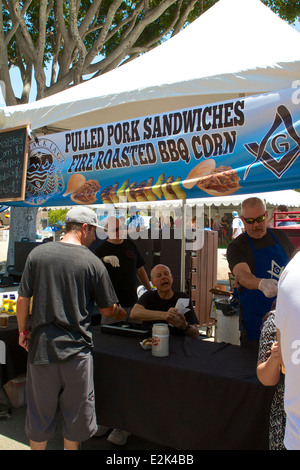 Sandwichs de porc vendu par les vendeurs lors d'une foire de rue à Tustin en Californie du Sud Banque D'Images