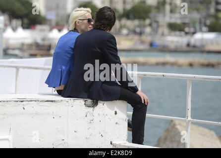 Katja Eichinger et son nouveau copain Anthony James balade le long du port à Cannes lors du 66ème Festival du Film. Où : C Banque D'Images