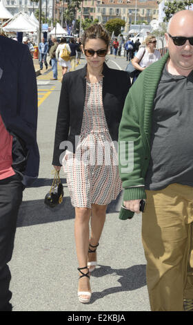 Rachel Bilson qui va pour une promenade de la Croisette lors du 66e Festival de Cannes. Où : Cannes, France Quand : 20 mai 2013 C Banque D'Images