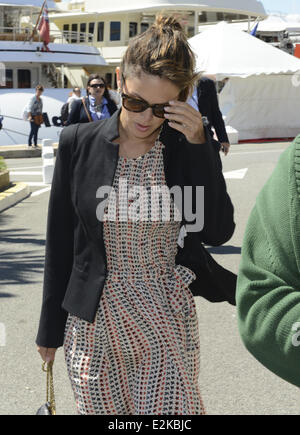 Rachel Bilson qui va pour une promenade de la Croisette lors du 66e Festival de Cannes. Où : Cannes, France Quand : 20 mai 2013 Banque D'Images