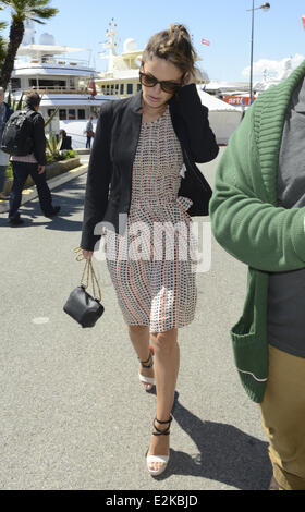 Rachel Bilson qui va pour une promenade de la Croisette lors du 66e Festival de Cannes. Où : Cannes, France Quand : 20 mai 2013 Banque D'Images