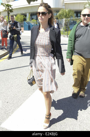 Rachel Bilson qui va pour une promenade de la Croisette lors du 66e Festival de Cannes. Où : Cannes, France Quand : 20 mai 2013 C Banque D'Images