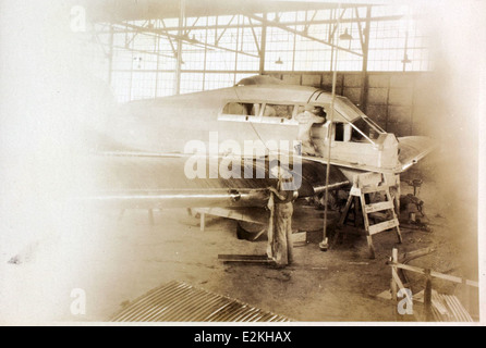 L'album Al-216B Prudden présente des images de divers avions de l'Atlanta Aircraft Company, y compris le monoplan Prudden et le moteur Wright J-6. Ces avions faisaient partie des premiers développements et innovations aéronautiques au début du XXe siècle. Banque D'Images