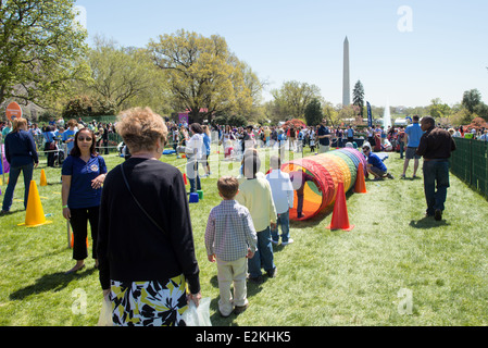 Rouleau d'œufs de Pâques de la Maison Blanche enfants Washington DC // WASHINGTON DC — les enfants participent aux activités traditionnelles de rouleau d'œufs sur la pelouse sud de la Maison Blanche lors de l'événement annuel rouleau d'œufs de Pâques. Cette tradition historique, qui remonte à 1878 sous l'administration du président Rutherford B. Hayes, accueille des milliers d'enfants et de familles chaque printemps pour participer à des concours de roulage des œufs, des contes et diverses activités saisonnières. L'événement, généralement accueilli par le président et la première dame, a évolué au fil des décennies pour inclure des apparitions de célébrités, des performances musicales Banque D'Images