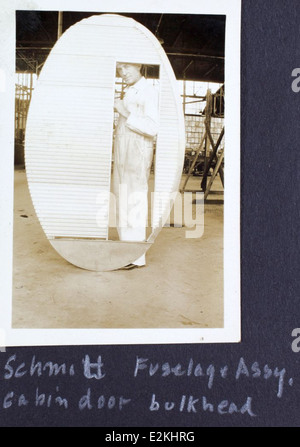 Cette photo de l'album de Prudden montre un avion Whitehead TriMotor, construit par l'Atlanta Aircraft Company. L'avion est vu en vol, montrant son design unique et son importance historique comme l'un des premiers avions multimoteurs utilisés dans l'aviation commerciale au cours des années 1920 Banque D'Images