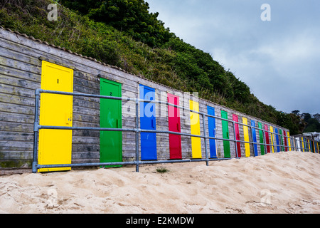 Cabines colorées sur la plage de Porthminster, St Ives en Cornouailles Banque D'Images