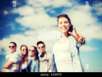 Image main de femme libre de v-sign montrant avec les doigts Banque D'Images