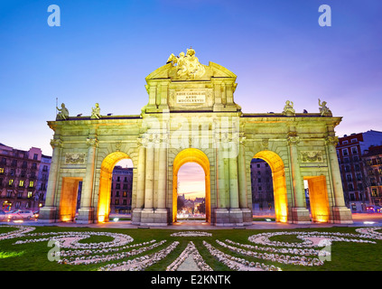 "Puerta de Alcalá' monument par le coucher du soleil. Madrid, Espagne Banque D'Images