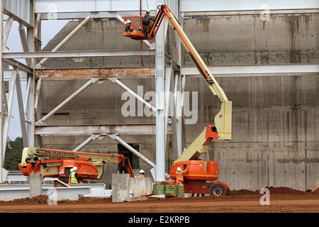 Levage grue mobile travaillant à la FQM, mine de cuivre en Zambie Sentinelle Banque D'Images