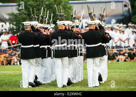 WASHINGTON DC, États-Unis — l'équipe Silent Drill, un groupe d'élite de membres du corps des Marines des États-Unis, exécute une routine à couper le souffle, méticuleusement chorégraphiée, mettant en valeur leur discipline, précision, Et de l'habileté à la Sunset Parade au mémorial Iwo Jima à Arlington, en Virginie. Banque D'Images