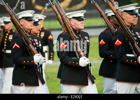 WASHINGTON DC, États-Unis — l'équipe Silent Drill, un groupe d'élite de membres du corps des Marines des États-Unis, exécute une routine à couper le souffle, méticuleusement chorégraphiée, mettant en valeur leur discipline, précision, Et de l'habileté à la Sunset Parade au mémorial Iwo Jima à Arlington, en Virginie. Banque D'Images