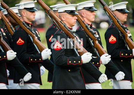 WASHINGTON DC, États-Unis — l'équipe Silent Drill, un groupe d'élite de membres du corps des Marines des États-Unis, exécute une routine à couper le souffle, méticuleusement chorégraphiée, mettant en valeur leur discipline, précision, Et de l'habileté à la Sunset Parade au mémorial Iwo Jima à Arlington, en Virginie. Banque D'Images