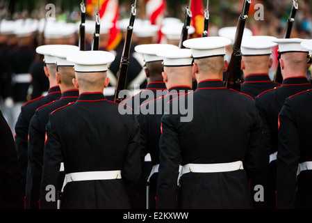 WASHINGTON DC, États-Unis — l'équipe Silent Drill, un groupe d'élite de membres du corps des Marines des États-Unis, exécute une routine à couper le souffle, méticuleusement chorégraphiée, mettant en valeur leur discipline, précision, Et de l'habileté à la Sunset Parade au mémorial Iwo Jima à Arlington, en Virginie. Banque D'Images