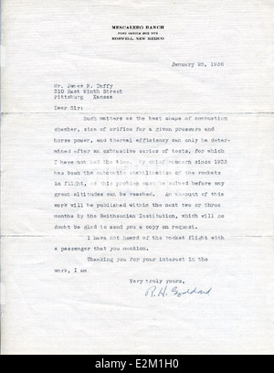 AC.Godd.R.002 présente un autographe du Dr Robert Goddard, connu comme le père de la fusée moderne. Le travail pionnier de Goddard dans la science des fusées a conduit au développement des premières fusées à carburant liquide réussies, jetant les bases de l'exploration spatiale. Banque D'Images