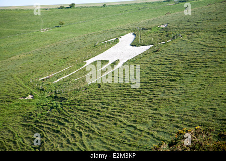 Cheval blanc figure sculptée dans l'escarpement de craie pente à Alton Barnes, Wiltshire, Angleterre Banque D'Images