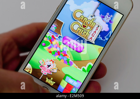 Sur le point de JOUER Candy Crush Saga sur iPhone 5 Banque D'Images
